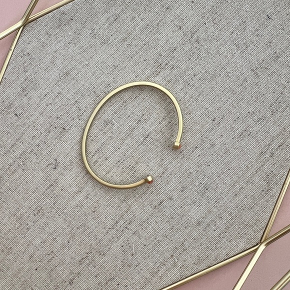 Gently Used Kendra Scott Mavis Gold Cuff Bracelet in Peach Mother of Pearl 💎 - Picture 2 of 4